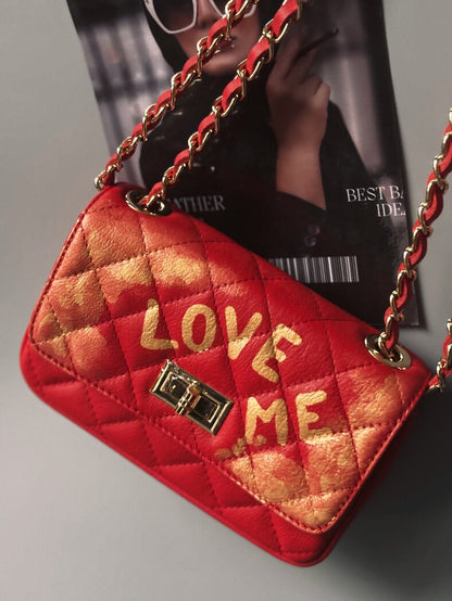 Červená kožená crossbody kabelka Zoi Bg s ručně psaným zlatým nápisem "Love Me"