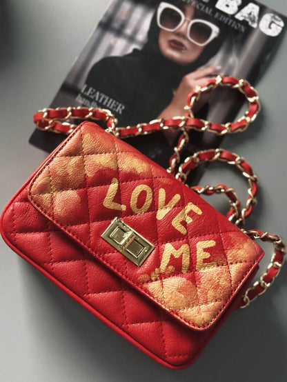 Červená kožená crossbody kabelka Zoi Bg s ručně psaným zlatým nápisem "Love Me"
