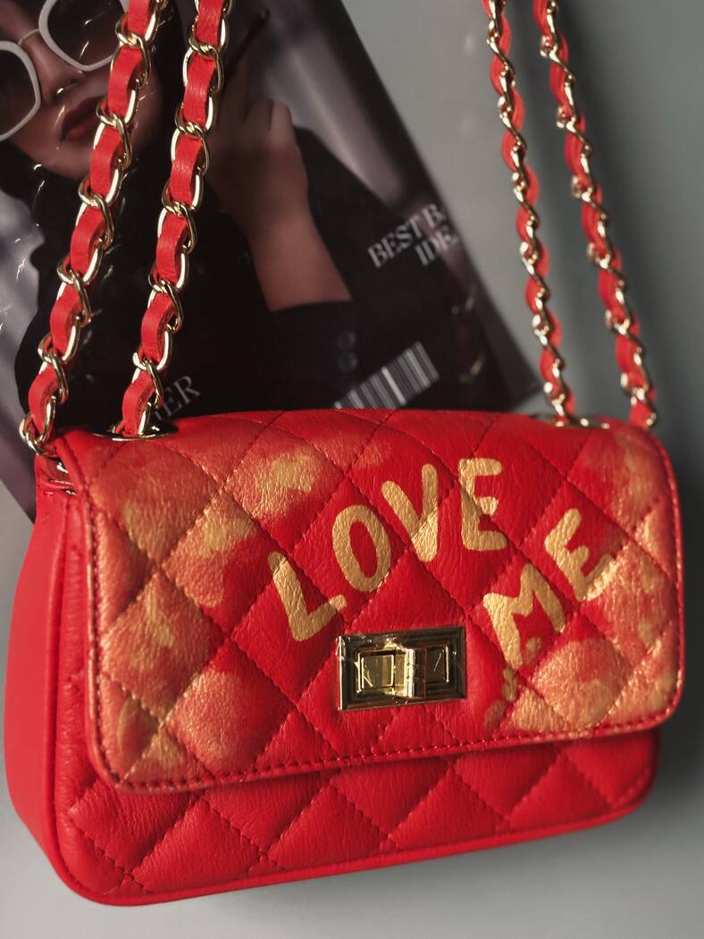 Červená kožená crossbody kabelka Zoi Bg s ručně psaným zlatým nápisem "Love Me"