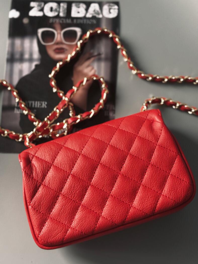 Červená kožená crossbody kabelka Zoi Bg s ručně psaným zlatým nápisem "Love Me" zezadu