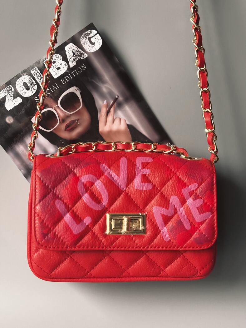 Červená crossbody kožená kabelka Zoi Bag s ručně psaným nápisem "Love Me" a s cákanci barvou