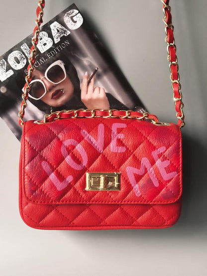Červená crossbody kožená kabelka Zoi Bag s ručně psaným nápisem "Love Me" a s cákanci barvou