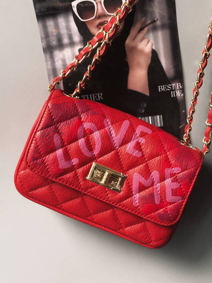 Červená crossbody kožená kabelka Zoi Bag s ručně psaným nápisem "Love Me" a s cákanci barvou