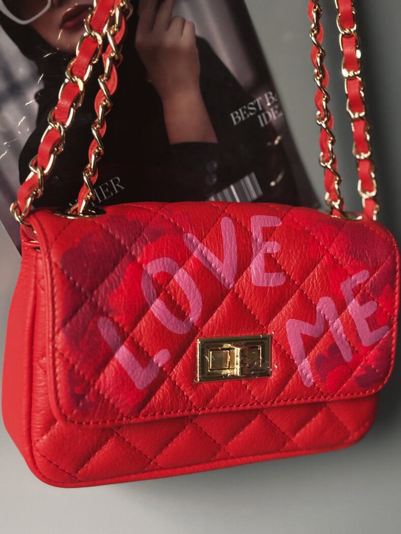 Červená crossbody kožená kabelka Zoi Bag s ručně psaným nápisem "Love Me" a s cákanci barvou