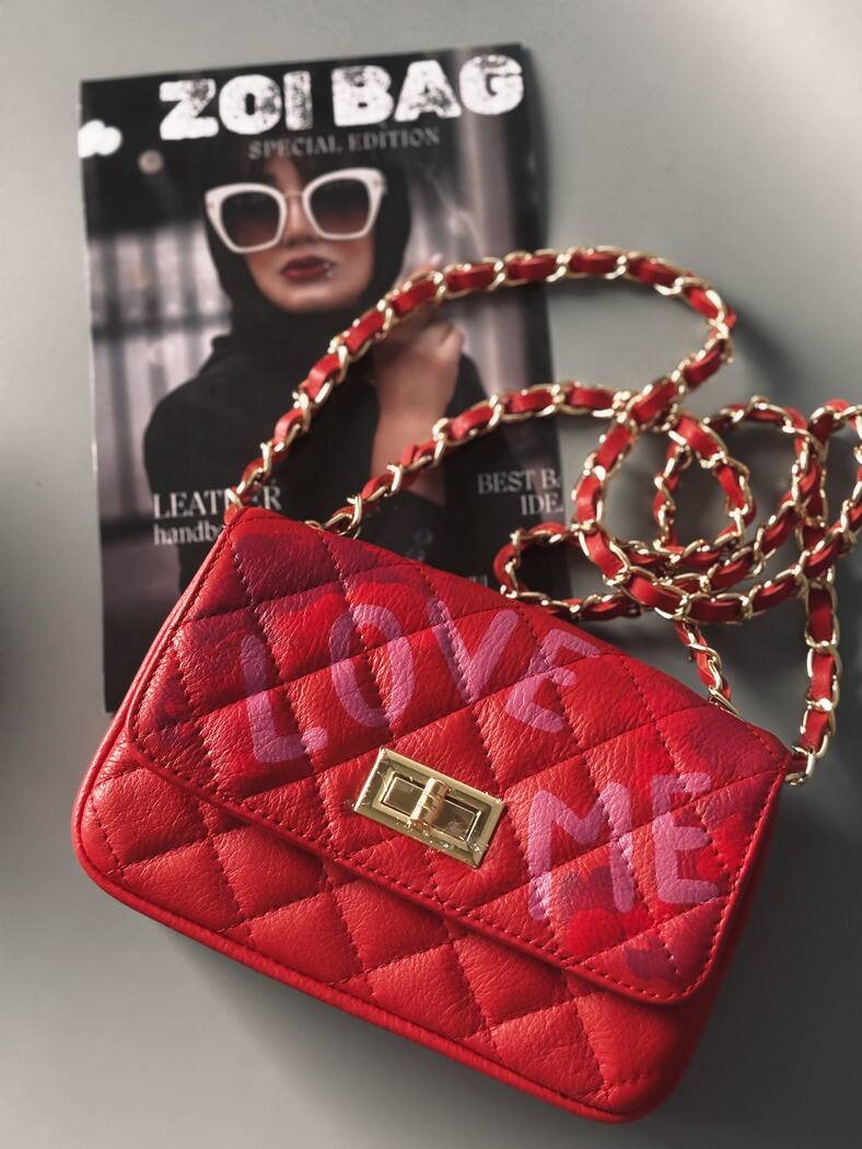 Červená crossbody kožená kabelka Zoi Bag s ručně psaným nápisem "Love Me" a s cákanci barvou