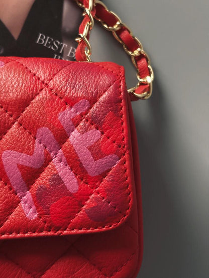 Červená crossbody kožená kabelka Zoi Bag s ručně psaným nápisem "Love Me" a s cákanci barvou - detail
