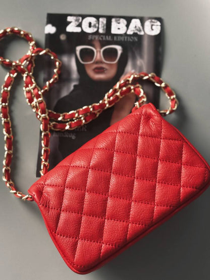 Červená crossbody kožená kabelka Zoi Bag s ručně psaným nápisem "Love Me" a s cákanci barvou - zezadu