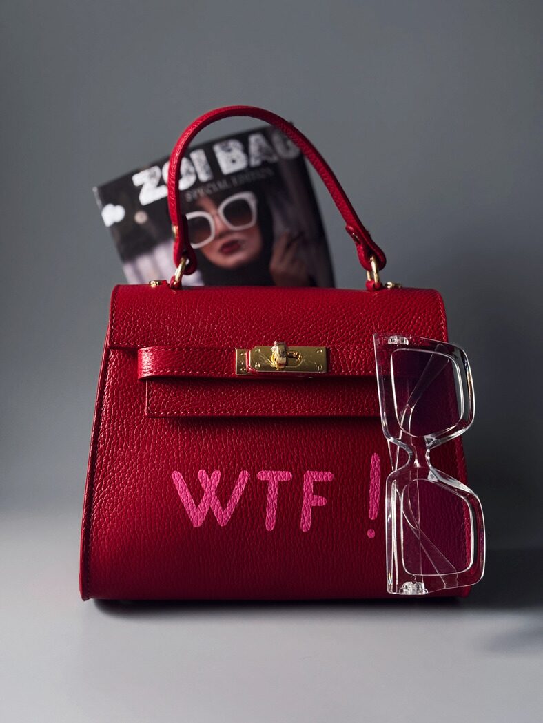 Sytě červená kožená kabelka Zoi Bag s růžovým nápisem "WTF"