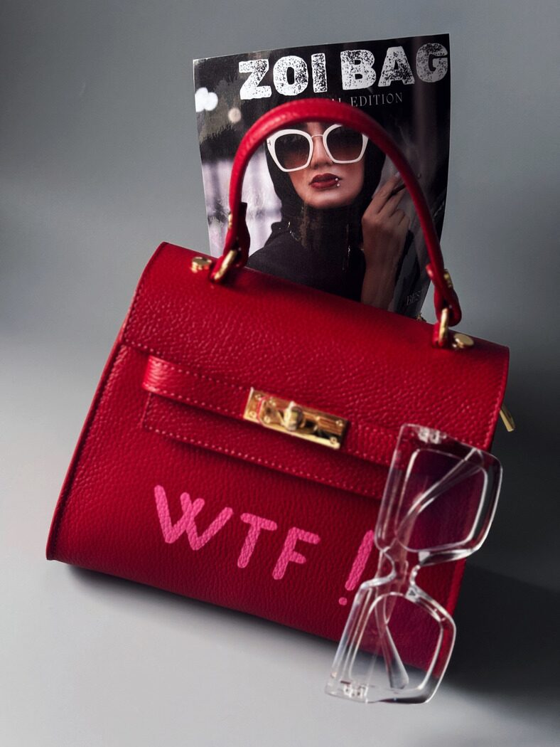 Červená designová kožená kabelka Zoi Bag s růžovým nápisem "WTF"