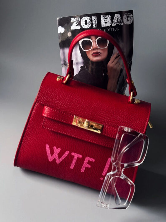 Červená designová kožená kabelka Zoi Bag s růžovým nápisem "WTF"
