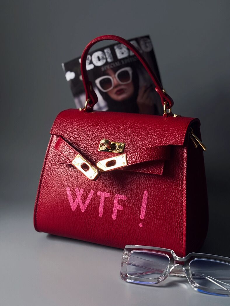 Červená art kožená kabelka Zoi Bag s růžovým nápisem "WTF"
