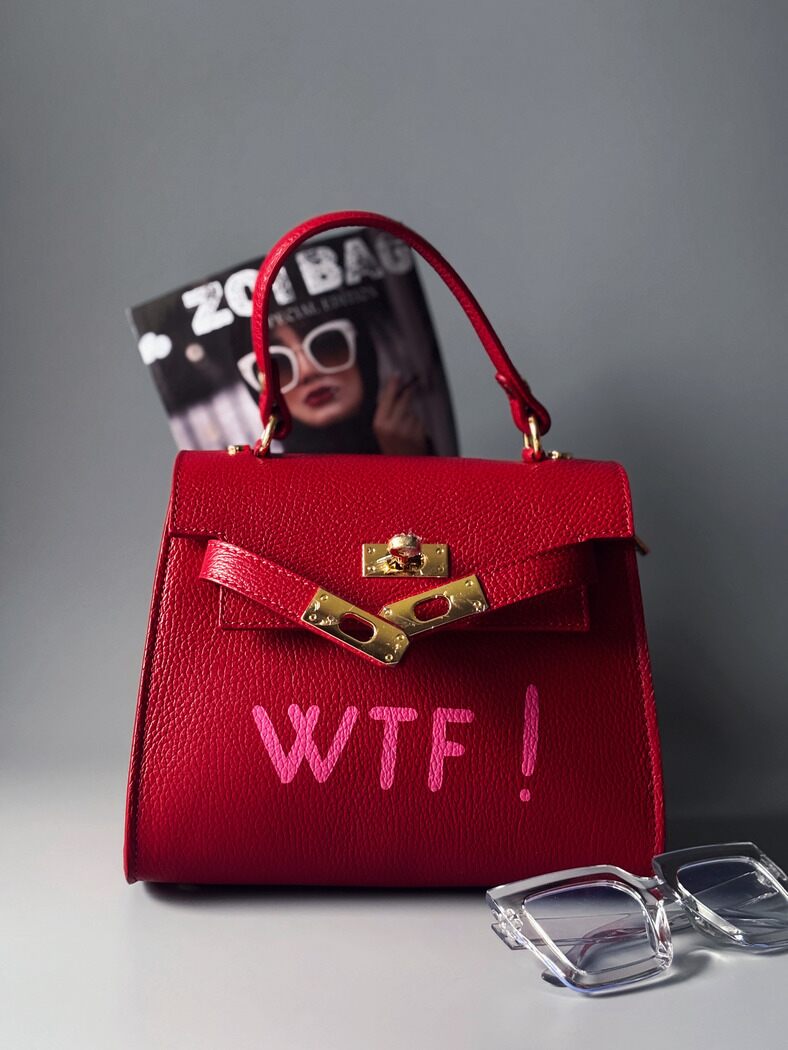 Sytě červená kožená kabelka Zoi Bag s růžovým stylovým nápisem "WTF"