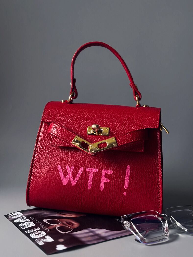 Červená kožená kabelka Zoi Bag s výrazným nápisem "WTF"