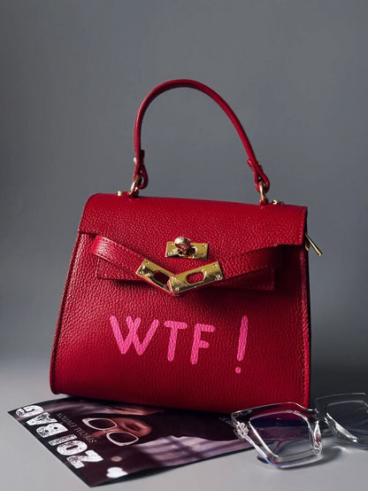 Červená kožená kabelka Zoi Bag s výrazným nápisem "WTF"