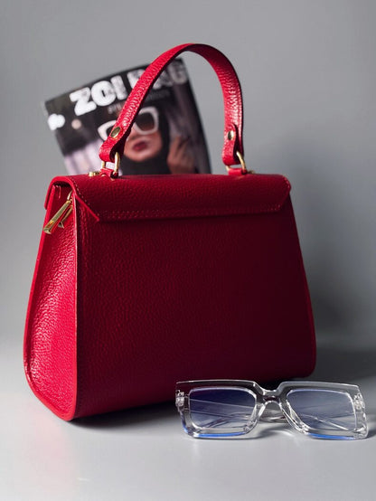 Červená kožená kabelka Zoi Bag s růžovým nápisem "WTF" zezadu