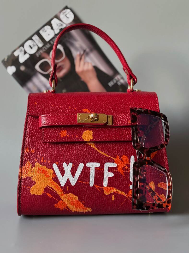 Designová červená crossbody kabelka Zoi Bag z pravé italské kůže s ručně psaným nápisem a cákanci barvou.