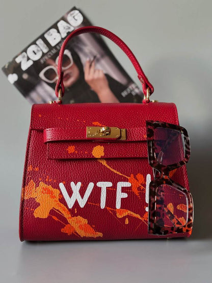 Designová červená crossbody kabelka Zoi Bag z pravé italské kůže s ručně psaným nápisem a cákanci barvou.