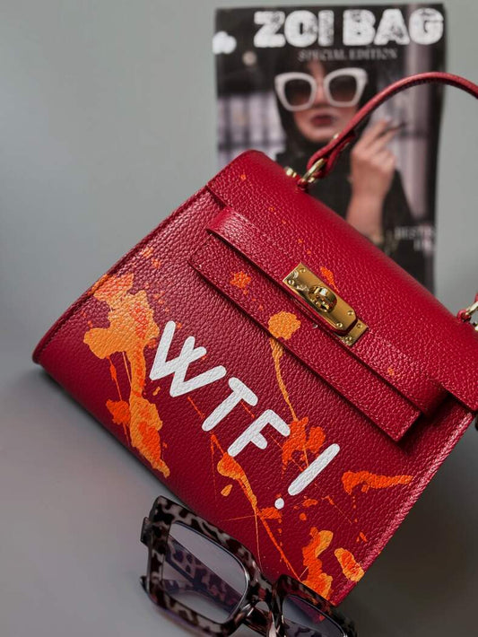 Designová červená crossbody kabelka Zoi Bag z pravé italské kůže s ručně psaným nápisem a cákanci barvou.