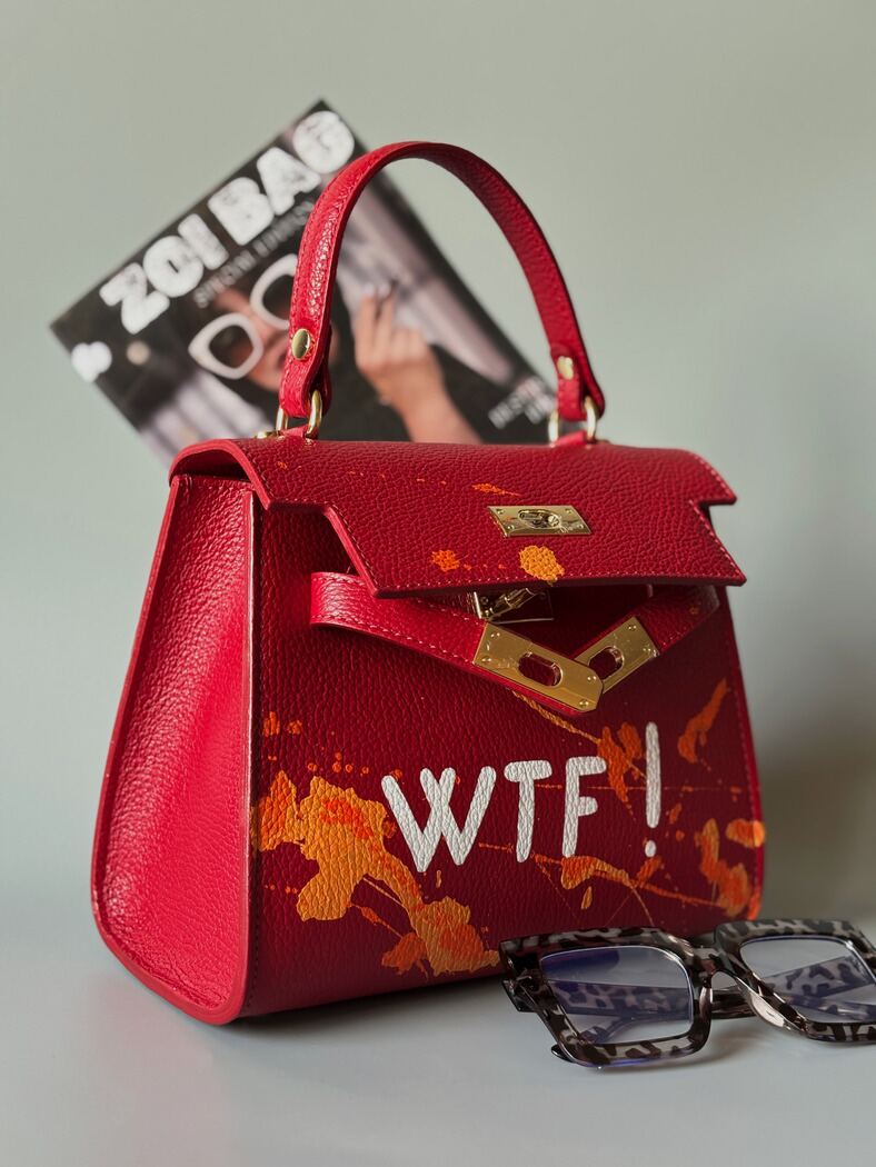 Designová červená crossbody kabelka Zoi Bag z pravé italské kůže s ručně psaným nápisem a cákanci barvou.