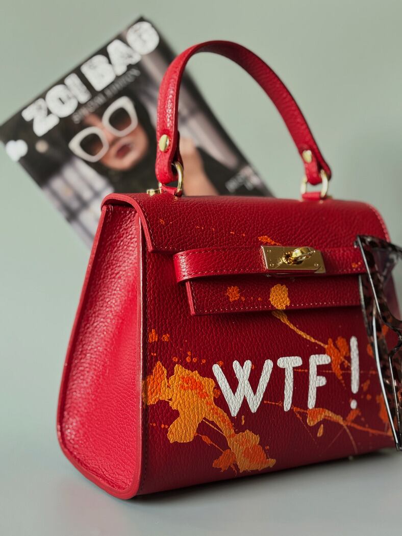 Designová červená crossbody kabelka Zoi Bag z pravé italské kůže s ručně psaným nápisem a cákanci barvou.