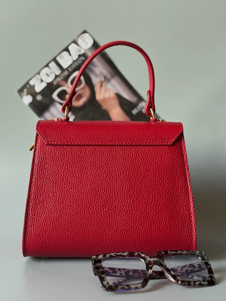 Designová červená crossbody kabelka Zoi Bag z pravé italské kůže s ručně psaným nápisem a cákanci barvou. Zezadu.