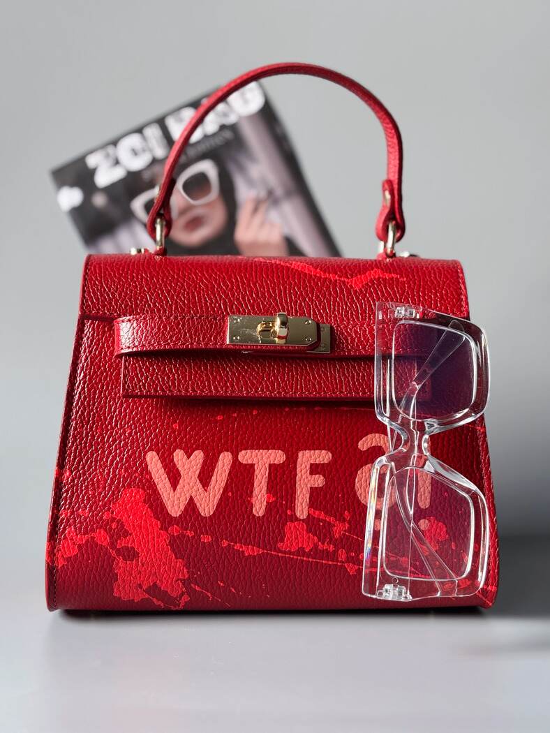 Červená designová  kožená kabelka Zoi Bag z pravé italské kůže s ručně psaným nápisem WTF a s cákanci barvou.