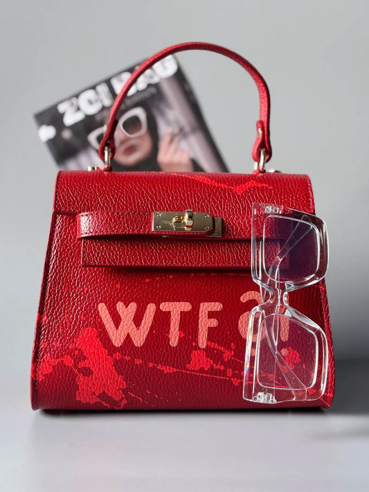 Červená designová  kožená kabelka Zoi Bag z pravé italské kůže s ručně psaným nápisem WTF a s cákanci barvou.