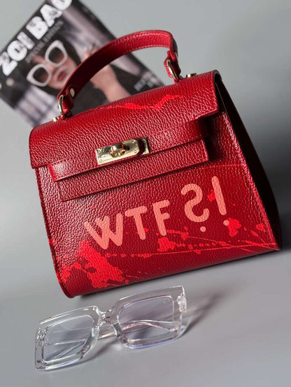 Červená designová  kožená kabelka Zoi Bag z pravé italské kůže s ručně psaným nápisem WTF a s cákanci barvou.