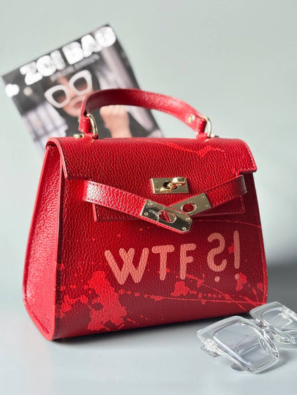 Červená designová  kožená kabelka Zoi Bag z pravé italské kůže s ručně psaným nápisem WTF a s cákanci barvou.