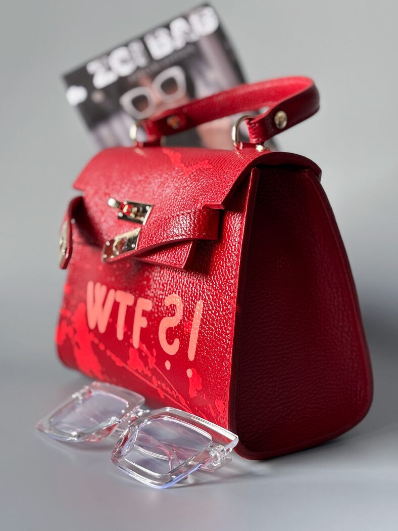 Červená designová  kožená kabelka Zoi Bag z pravé italské kůže s ručně psaným nápisem WTF a s cákanci barvou.