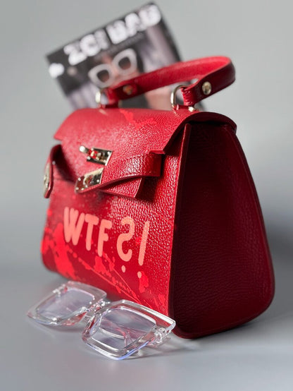 Červená designová  kožená kabelka Zoi Bag z pravé italské kůže s ručně psaným nápisem WTF a s cákanci barvou.