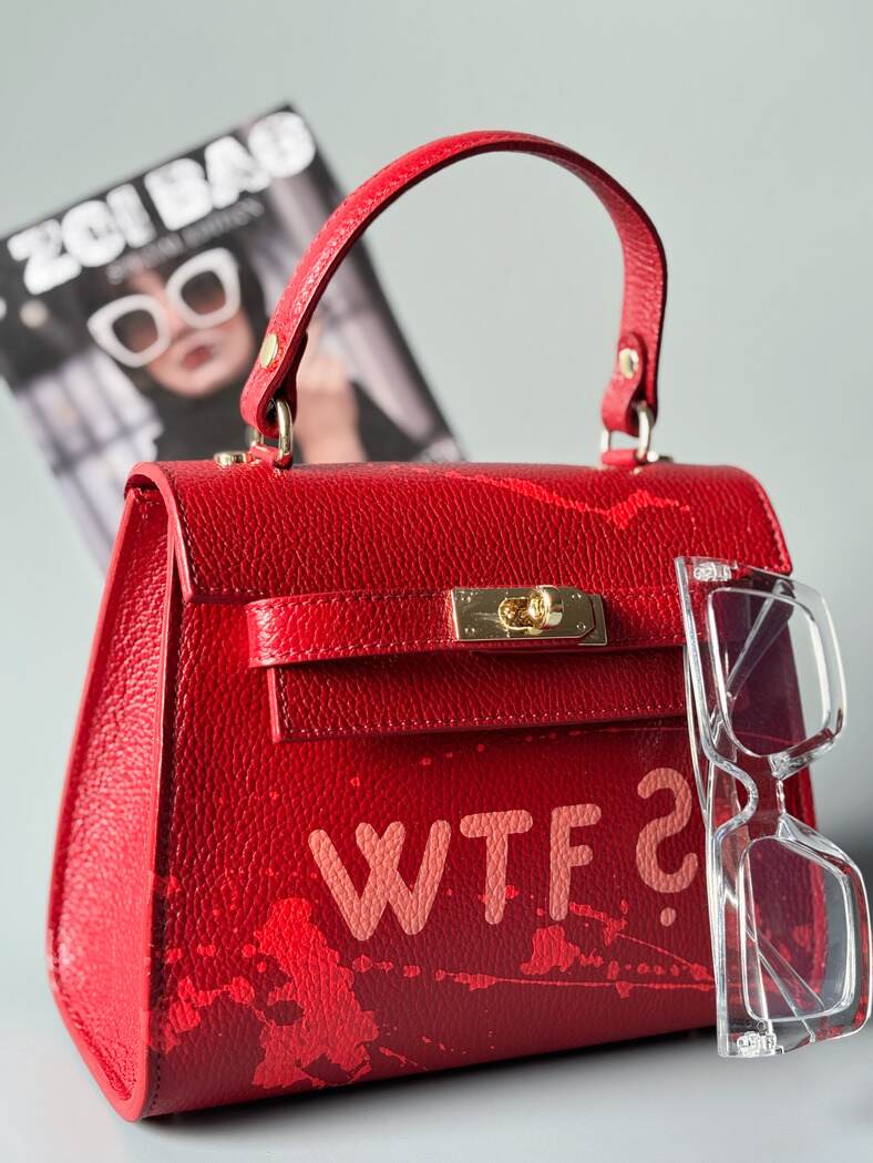 Červená designová  kožená kabelka Zoi Bag z pravé italské kůže s ručně psaným nápisem WTF a s cákanci barvou.