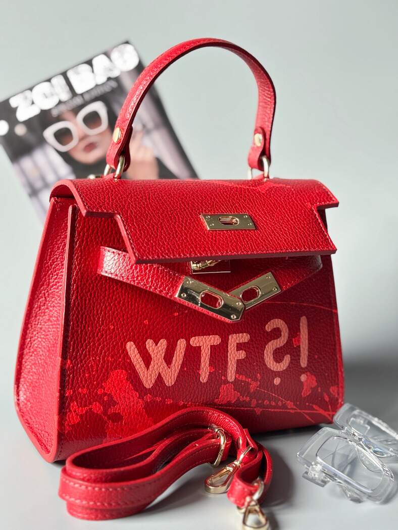 Červená designová  kožená kabelka Zoi Bag z pravé italské kůže s ručně psaným nápisem WTF a s cákanci barvou.