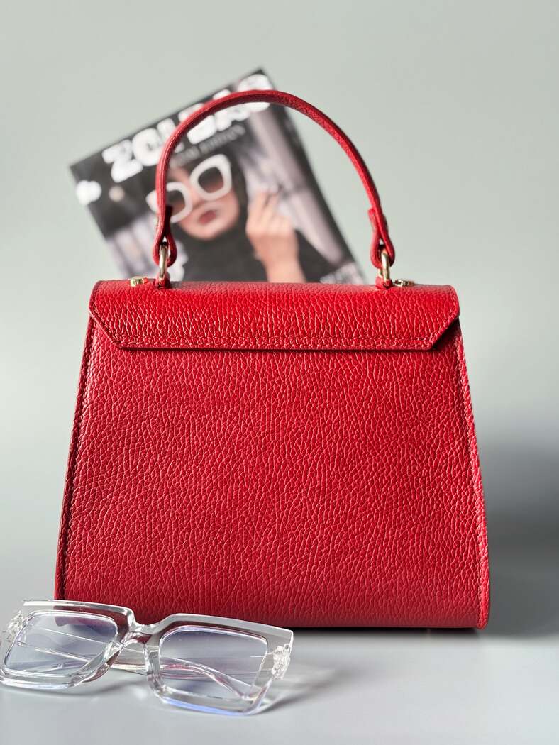 Červená designová  kožená kabelka Zoi Bag z pravé italské kůže s ručně psaným nápisem WTF a s cákanci barvou. Zezadu.