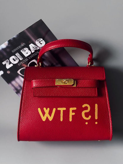 Červená kožená kabelka Zoi Bag se zlatým "WTF" zepředu