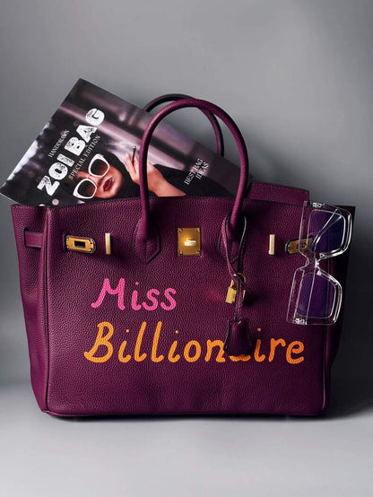 Velká art fialová kožená kabelka Zoi Bag a nápisem "Miss Billionaire"