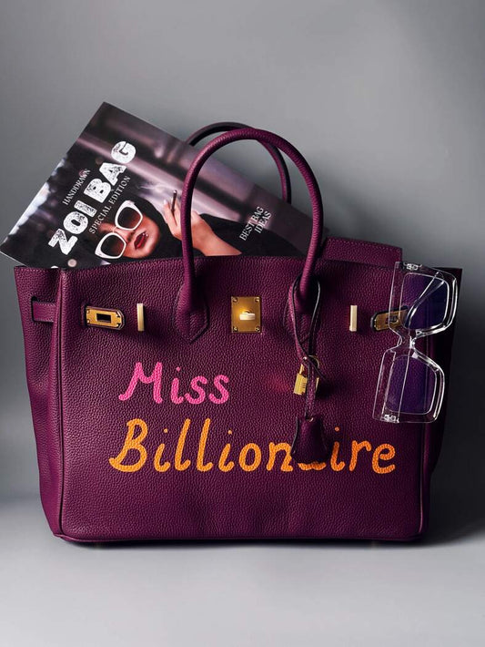 Velká art fialová kožená kabelka Zoi Bag a nápisem "Miss Billionaire"