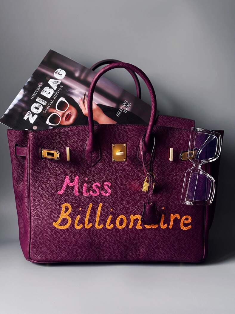 Designová fialová kožená kabelka Zoi Bag a nápisem "Miss Billionaire"
