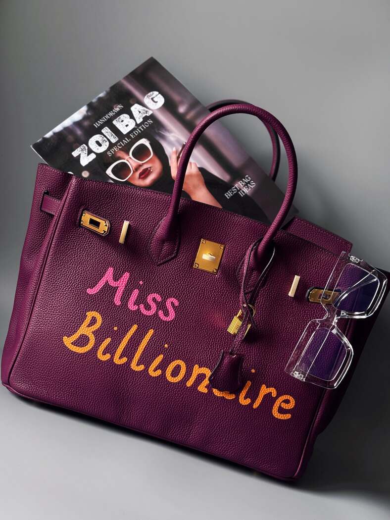 Art fialová kabelka Zoi Bag z kůže s nápisem "Miss Billionaire"
