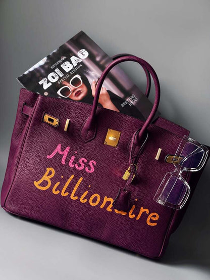 Art fialová kabelka Zoi Bag z kůže s nápisem "Miss Billionaire"