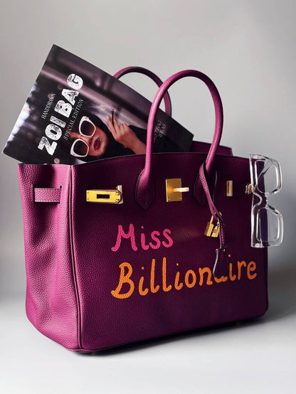Velká art fialová kožená kabelka Zoi Bag a nápisem "Miss Billionaire"
