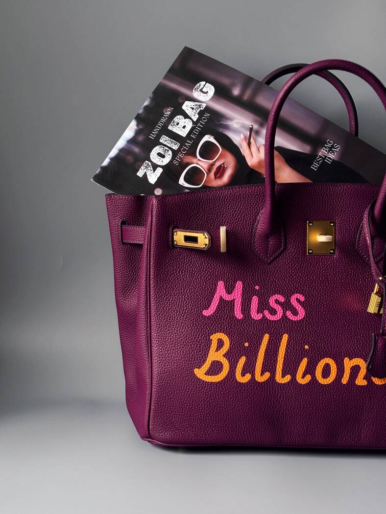 Stylová fialová kožená kabelka Zoi Bag a nápisem "Miss Billionaire" detail