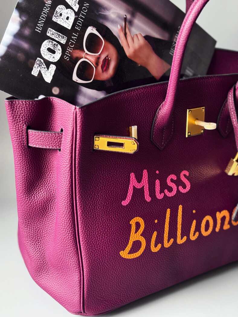 Art fialová kožená kabelka Zoi Bag z kůže a nápisem "Miss Billionaire" detail