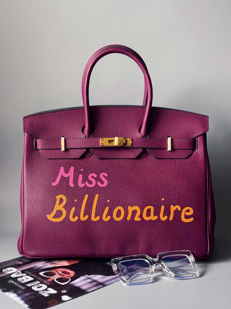 Velká art fialová kožená kabelka Zoi Bag a nápisem "Miss Billionaire"