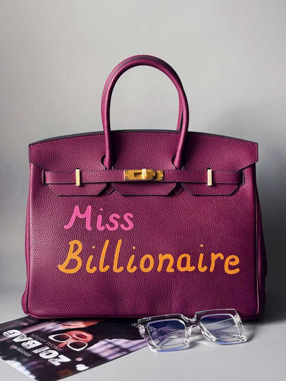 Velká art fialová kožená kabelka Zoi Bag a nápisem "Miss Billionaire"