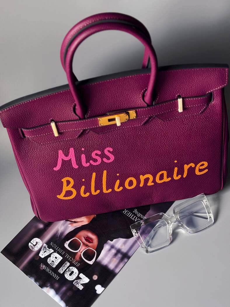 Designová fialová kožená kabelka Zoi Bag a nápisem "Miss Billionaire"