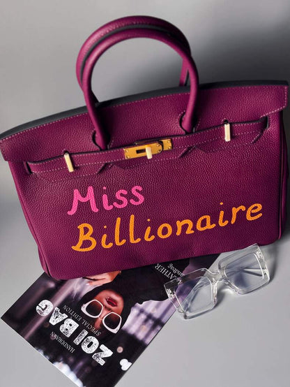 Designová fialová kožená kabelka Zoi Bag a nápisem "Miss Billionaire"
