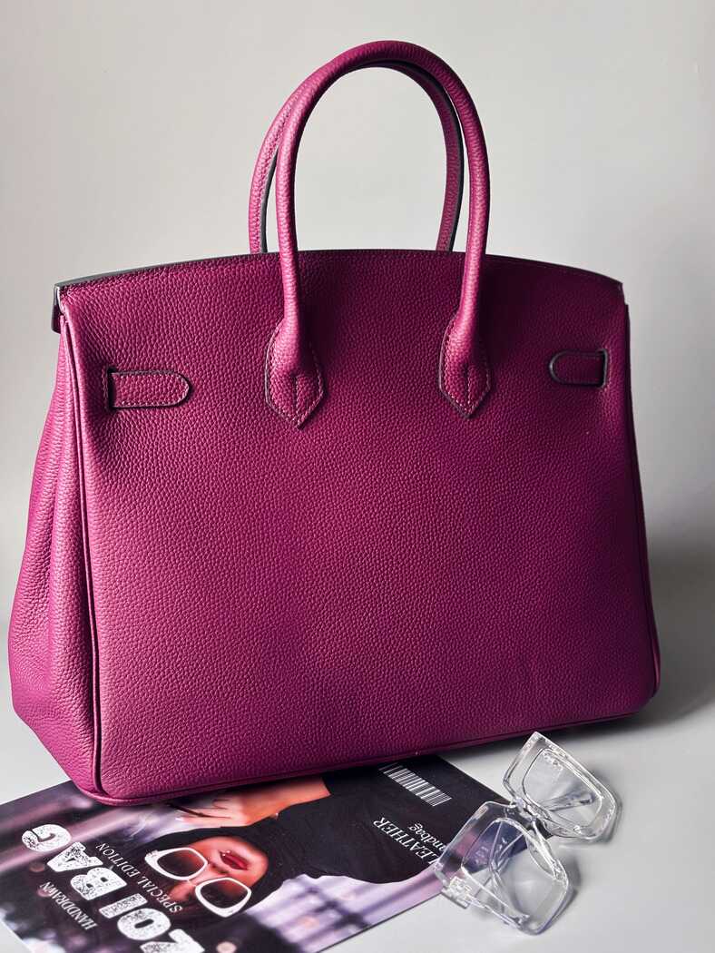 Fialová kožená kabelka Zoi Bag a nápisem "Miss Billionaire" zezadu