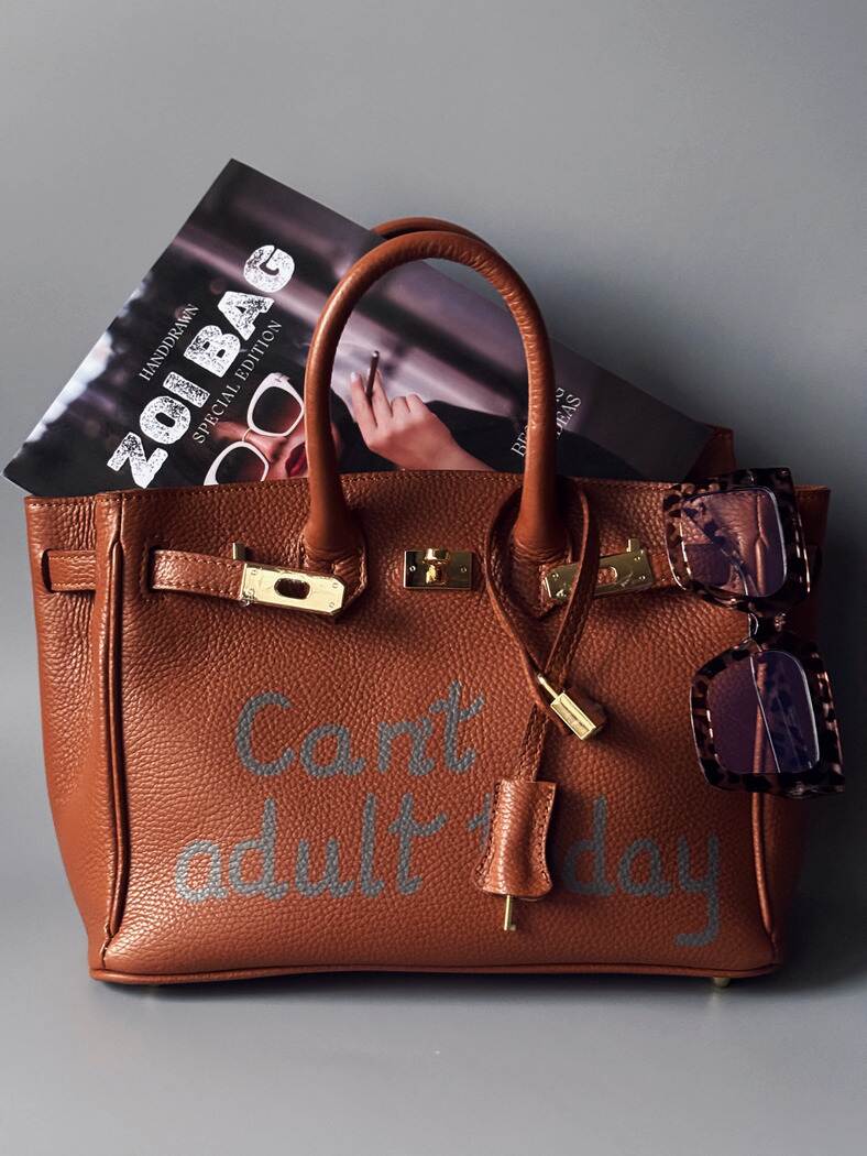 Hnědá kožená kabelka Zoi Bag s šedým nápisem "Can't adult today"