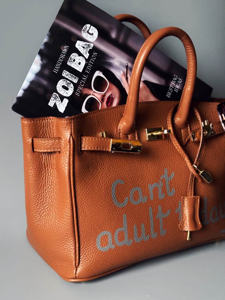 Art kožená kabelka Zoi Bag v hnědé barvě s nápisem "Can't adult today" z boku
